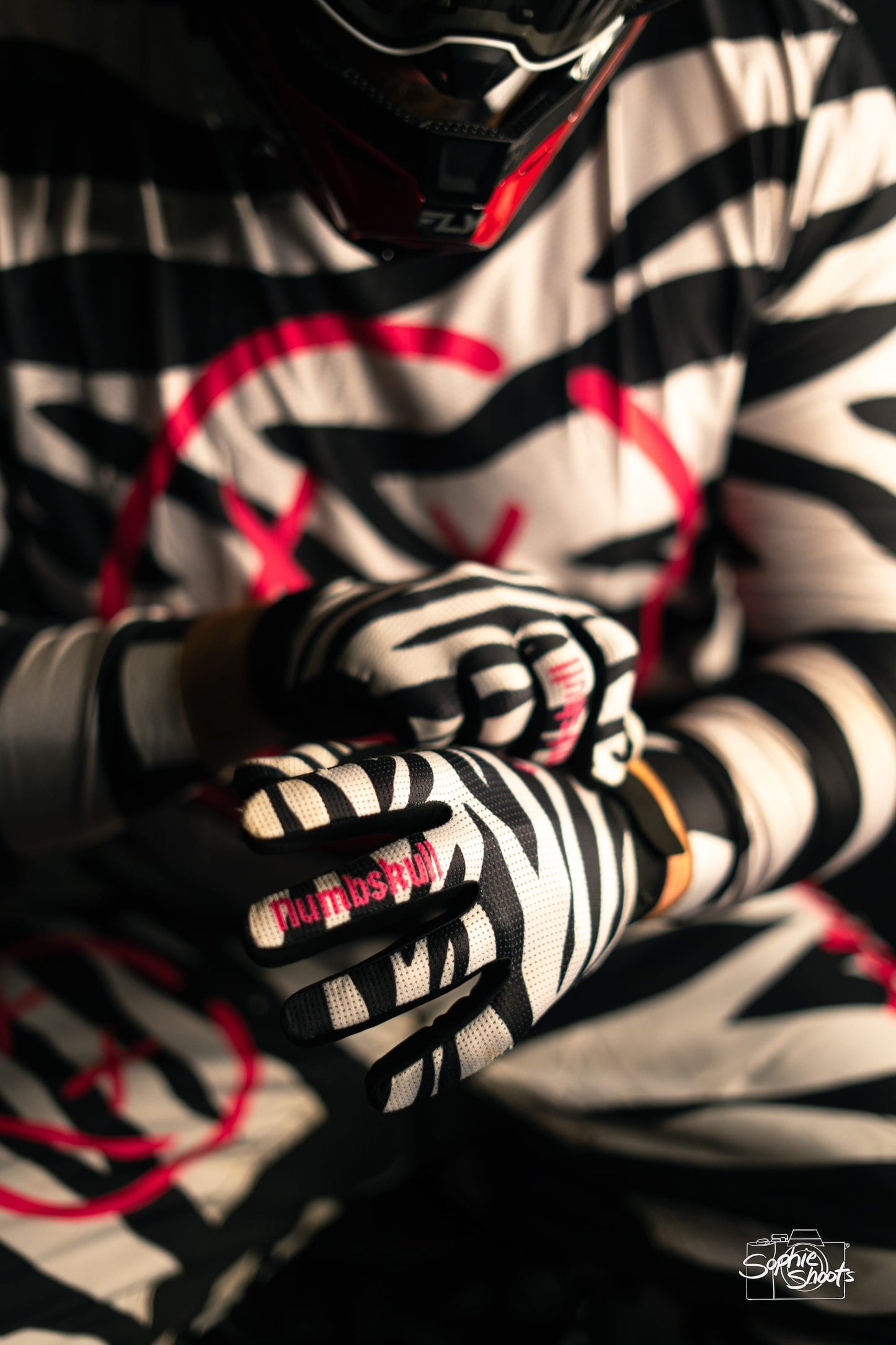 Menace Moto/MTB Gloves 2.0: Zebra