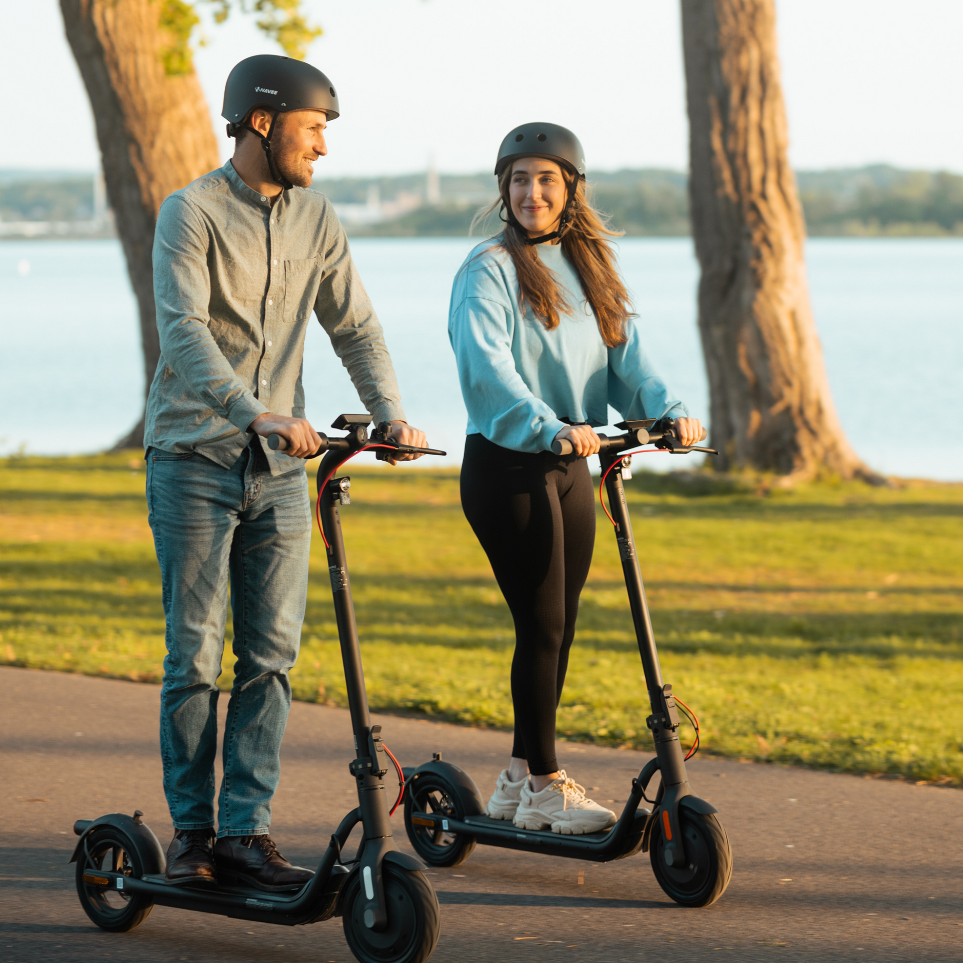NAVEE V50 eScooter couples ride