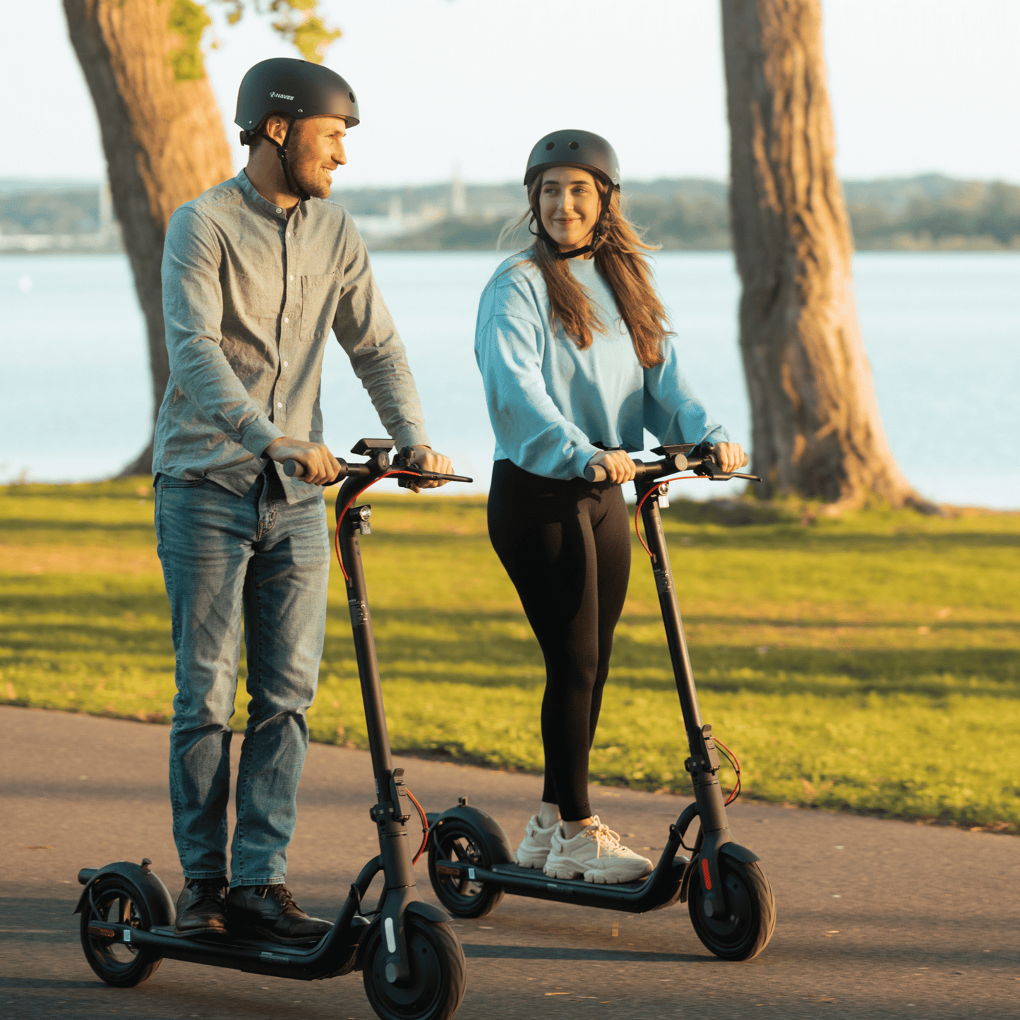 NAVEE V40 eScooter riding couples